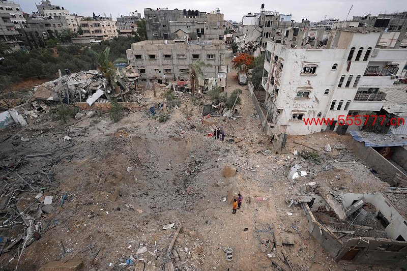 △当地技术6月3日，加沙地带中部，公共搜检遭空袭后的废地。